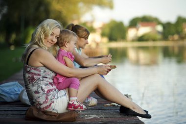 iki genç kadın bir çocuk ile