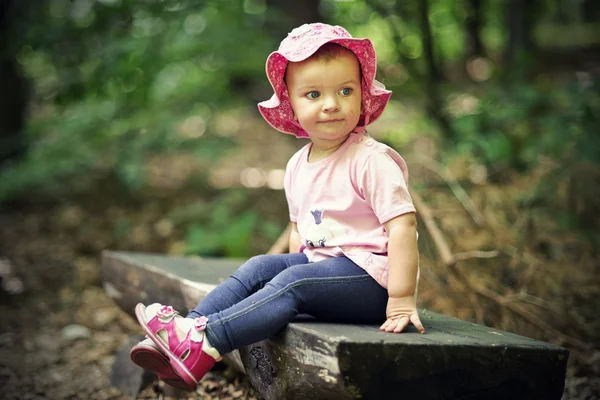 Petite fille dans la forêt — Photo