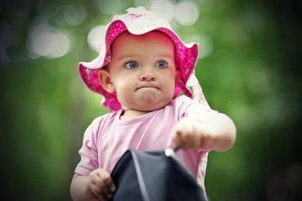 Menina pequena na floresta — Fotografia de Stock