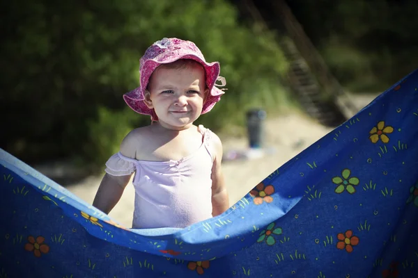 Meisje op het strand — Stockfoto