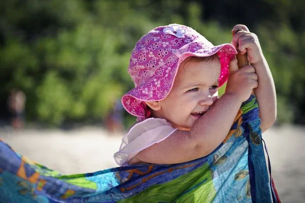 Meisje op het strand — Stockfoto