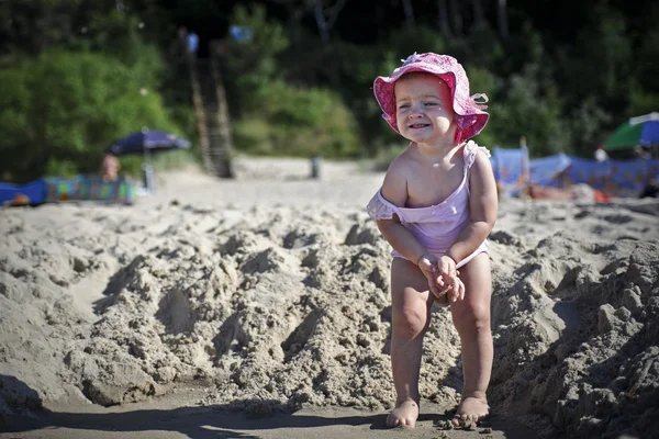 Маленькая девочка на пляже Стоковая Картинка