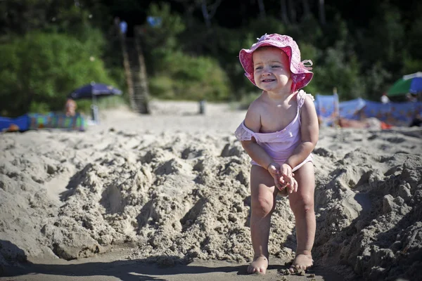 Liten flicka på stranden Stockbild