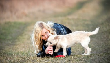 Köpeği ile oynayan sarışın kız