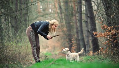 Köpeği ile oynayan sarışın kız
