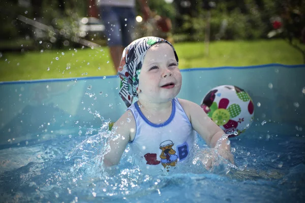 Kleine jongen spelen — Stockfoto