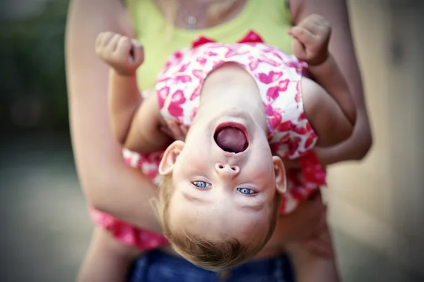 Niña pequeña al revés —  Fotos de Stock