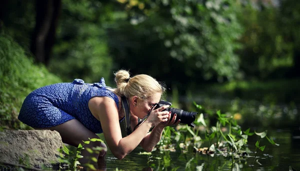 Belle fille prenant des photos Photo De Stock