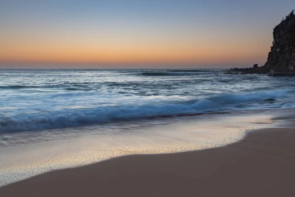澳大利亚新南威尔士州中部海岸麦克马斯特海滩的日出海景 海滩上有晴朗的天空和岩石 — 图库照片
