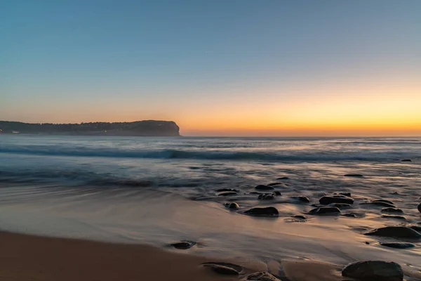 Sunrise Sea Pejzaż Czystym Niebem Skałami Plaży Macmasters Beach Central — Zdjęcie stockowe