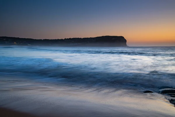 Paisaje Marino Amanecer Con Cielos Despejados Rocas Playa Macmasters Beach —  Fotos de Stock