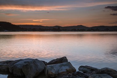 Central Coast, NSW, Avustralya 'daki St Huberts Adası' ndan günbatımı manzarası.