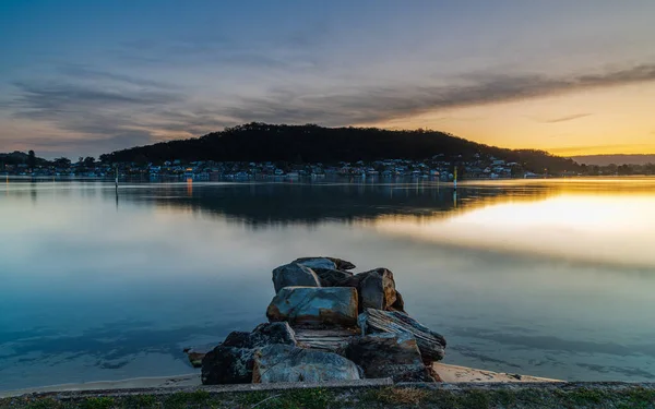 来自澳大利亚新南威尔士州中部海岸圣胡伯斯岛的日落水景 — 图库照片