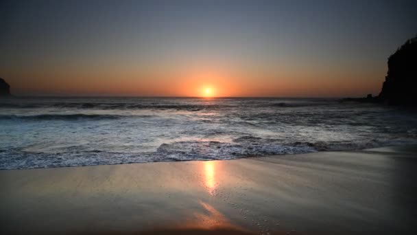 晴れた空 わずかなかすみ 中央海岸のMacmasters Beachの海辺での日の出 ニューサウスウェールズ州 オーストラリア — ストック動画