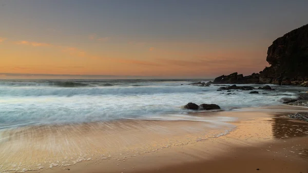 オーストラリア ニューサウスウェールズ州中央海岸のキルケアビーチで波と最小限の柔らかい光の雲を持つ海による冬の朝 — ストック写真