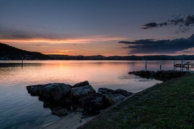 Central Coast, NSW, Avustralya 'daki St Huberts Adası' ndan günbatımı manzarası.