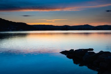 Central Coast, NSW, Avustralya 'daki St Huberts Adası' ndan günbatımı manzarası.