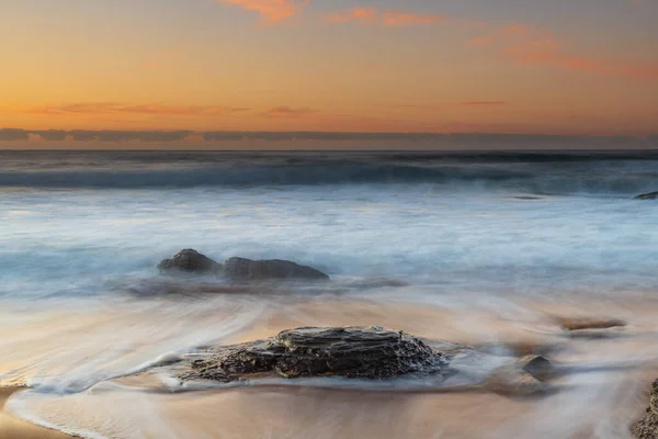 Vintermorgon Vid Havet Med Vågor Och Minimalt Mjukt Ljus Moln — Stockfoto