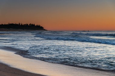 Gündoğumu, deniz kıyısında, Shelly Sahili 'nde, Orta Sahilde, Avustralya, NSW' de..