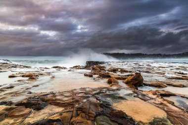 Central Coast, NSW, Avustralya 'daki Kuzey Avoca Sahili' nden Sunrise Seascape bulutları.