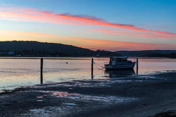 High Cloud Pink Dawn Waterscape Bay Boat Woy Woy Waterfront — Stock Photo, Image