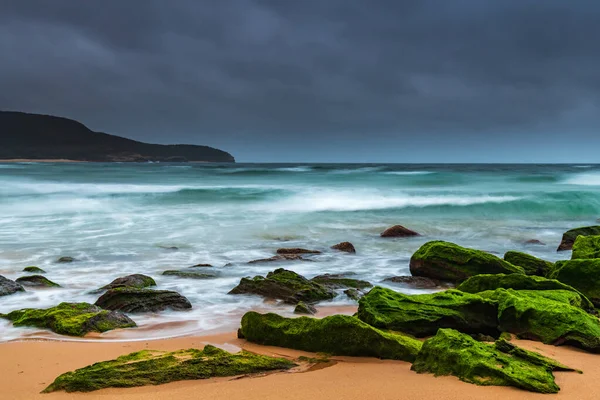 Sunrise Seascape Nublado Com Rochas Mossy Verdes Vivas Praia Killcare — Fotografia de Stock
