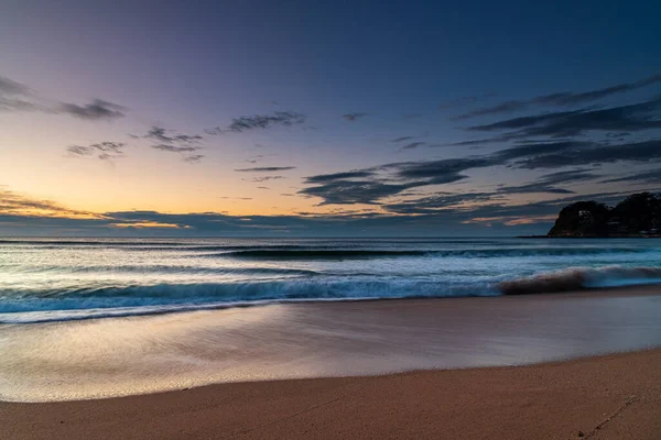 澳大利亚新南威尔士州中部海岸Avoca海滩冬季日出 — 图库照片