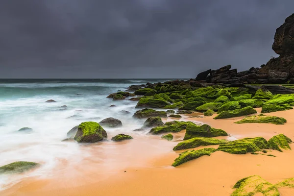 Sunrise Seascape Nublado Com Rochas Mossy Verdes Vivas Praia Killcare — Fotografia de Stock