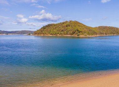 Bulutlar ve deniz Orta Sahildeki Ettalong Sahili 'nde, NSW, Avustralya.