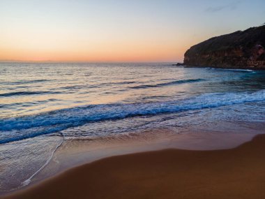 Central Coast, NSW, Avustralya 'daki MacMasters Sahili' nde güneş doğuyor..