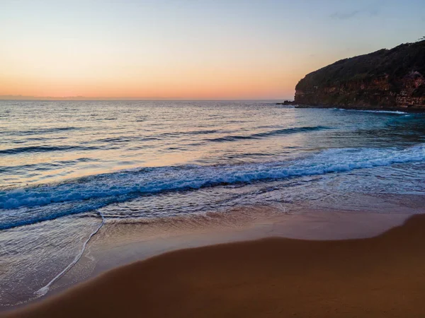 Central Coast, NSW, Avustralya 'daki MacMasters Sahili' nde güneş doğuyor..