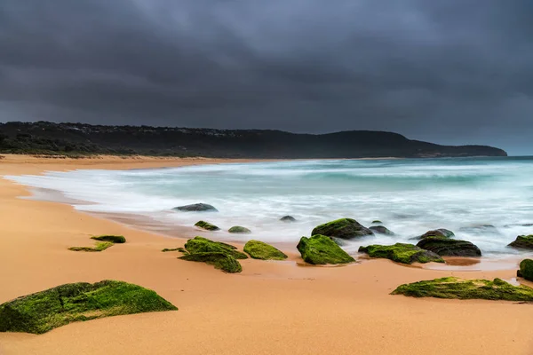 Paisaje Marino Nublado Amanecer Con Vívidas Rocas Musgosas Verdes Killcare — Foto de Stock