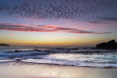 Denizin üzerinde yüksek bulutlar, Killcare Sahili 'nden güzel bir gündoğumu deniz manzarası Orta Sahili, NSW, Avustralya.
