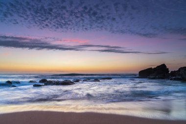 Denizin üzerinde yüksek bulutlar, Killcare Sahili 'nden güzel bir gündoğumu deniz manzarası Orta Sahili, NSW, Avustralya.