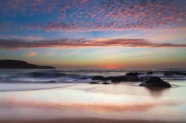 Denizin üzerinde yüksek bulutlar, Killcare Sahili 'nden güzel bir gündoğumu deniz manzarası Orta Sahili, NSW, Avustralya.