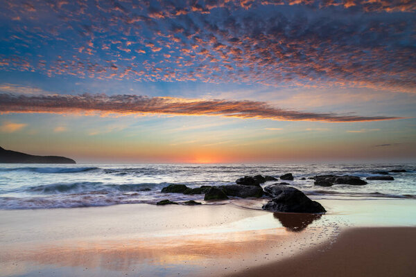 Высокие облака над морем, красивый восход солнца на мысе Киллкэр-Бич на Центральном побережье штата Новый Южный Уэльс, Австралия.
