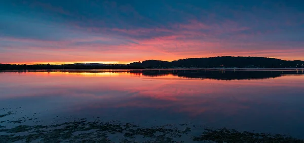 Sonnenaufgang Und Reflexionen Wasserlandschaft Mit Hoher Wolke Woy Woy Waterfront — Stockfoto