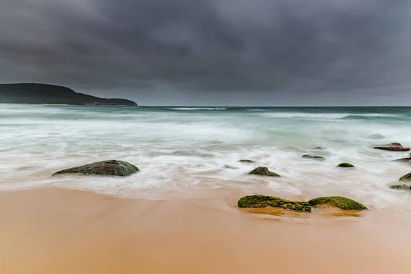 Sunrise Seascape Nublado Com Rochas Mossy Verdes Vivas Praia Killcare — Fotografia de Stock