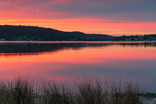 Sonnenaufgang Und Reflexionen Wasserlandschaft Mit Hoher Wolke Woy Woy Waterfront — Stockfoto