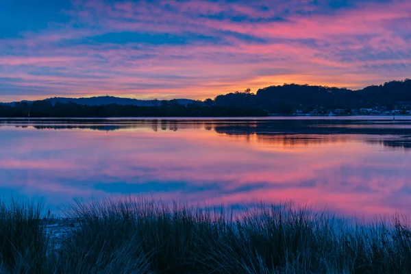 澳大利亚新南威尔士州中部海岸沃伊沃伊海滨的日出和高云反射水景 — 图库照片