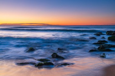 Central Coast, NSW, Avustralya 'daki Killcare Sahili' nde açık gökyüzü ile gün doğumu denizi..