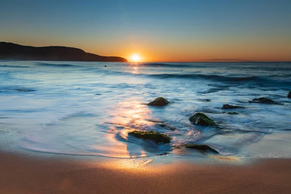 Soluppgång Sjölandskap Med Klar Himmel Killcare Beach Central Coast Nsw — Stockfoto