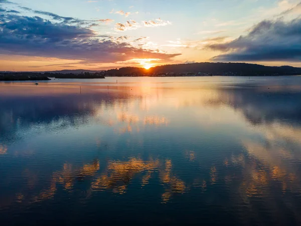 Wasserlandschaft Bei Sonnenaufgang Über Der Bucht Mit Wolken Und Spiegelungen — Stockfoto