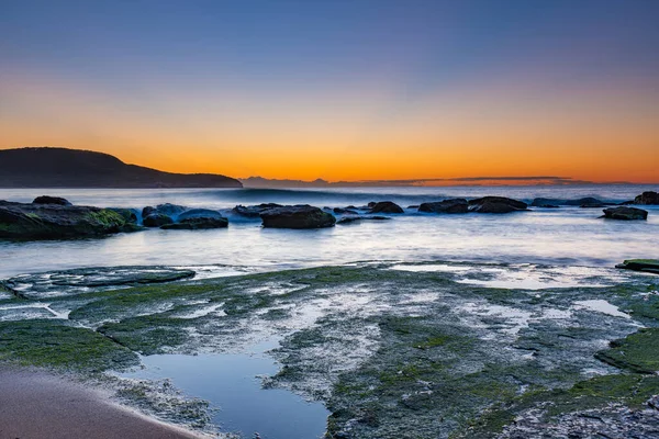 Green Mossy Rocks Wschód Słońca Nad Morzem Plaży Killcare Central — Zdjęcie stockowe