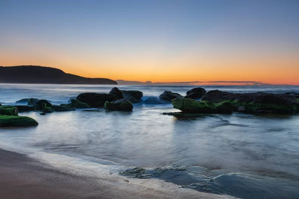 Green Mossy Rocks Und Ein Sonnenaufgang Meer Bei Killcare Beach — Stockfoto