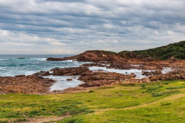 Rugged South Pacific Seascape ve Rocky Forasshore Birubi Sahili, Port Stephens 'da Blanche Reserve.