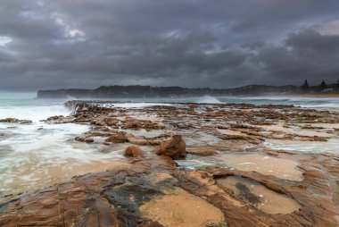 Central Coast, NSW, Avustralya 'daki Kuzey Avoca Sahili' nden Sunrise Seascape bulutları.