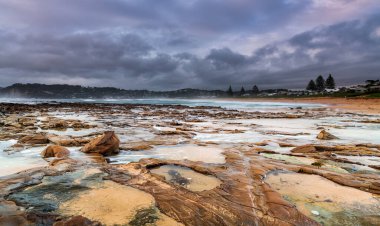 Central Coast, NSW, Avustralya 'daki Kuzey Avoca Sahili' nden Sunrise Seascape bulutları.