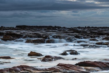 Central Coast, NSW, Avustralya 'daki Kuzey Avoca Sahili' nden Sunrise Seascape bulutları.