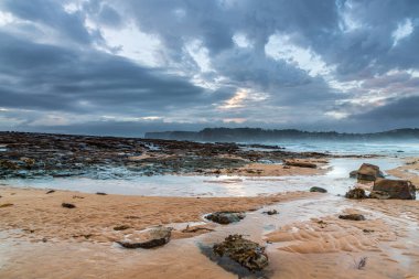 Central Coast, NSW, Avustralya 'daki Kuzey Avoca Sahili' nden Sunrise Seascape bulutları.